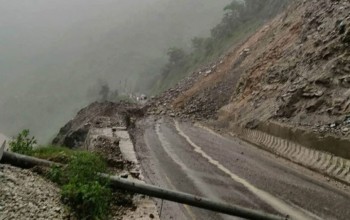 पहिरोले भीमदत्त राजमार्ग अवरुद्ध 